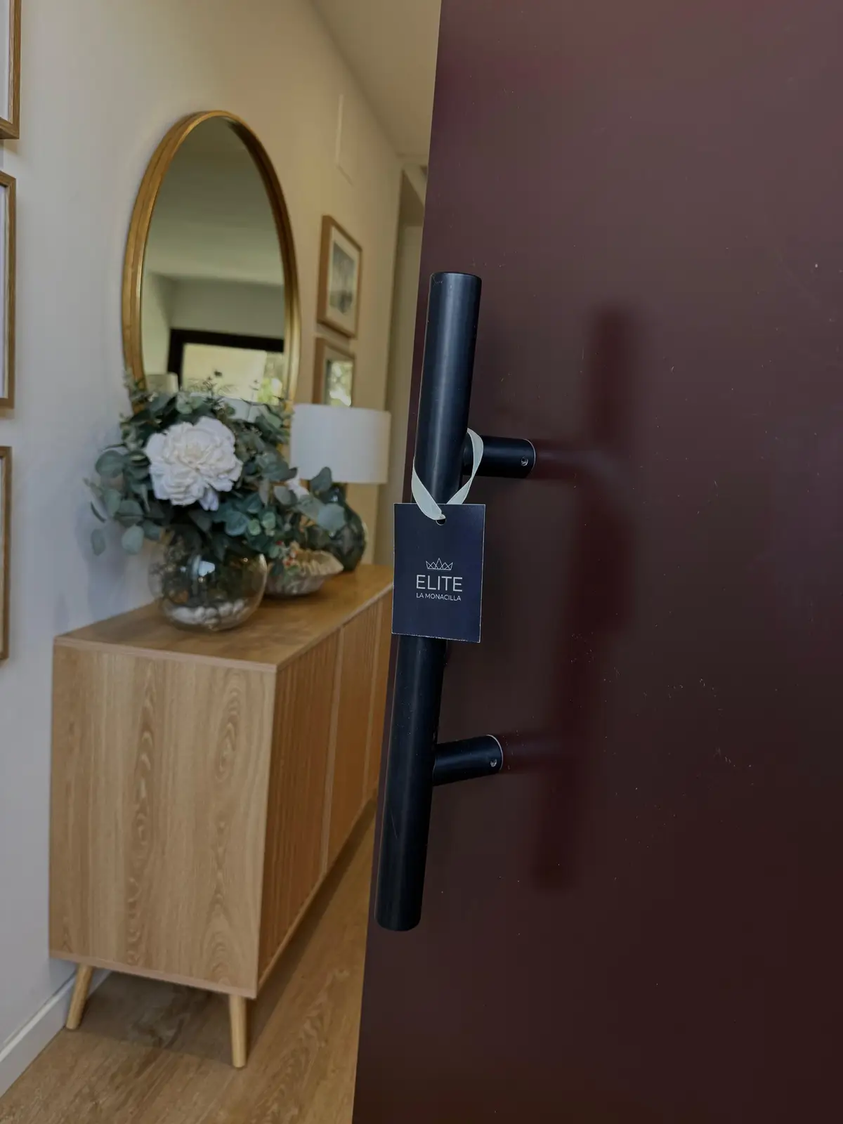 Entrada de una vivienda con la tarjeta de Monacilla Élite en el tirador