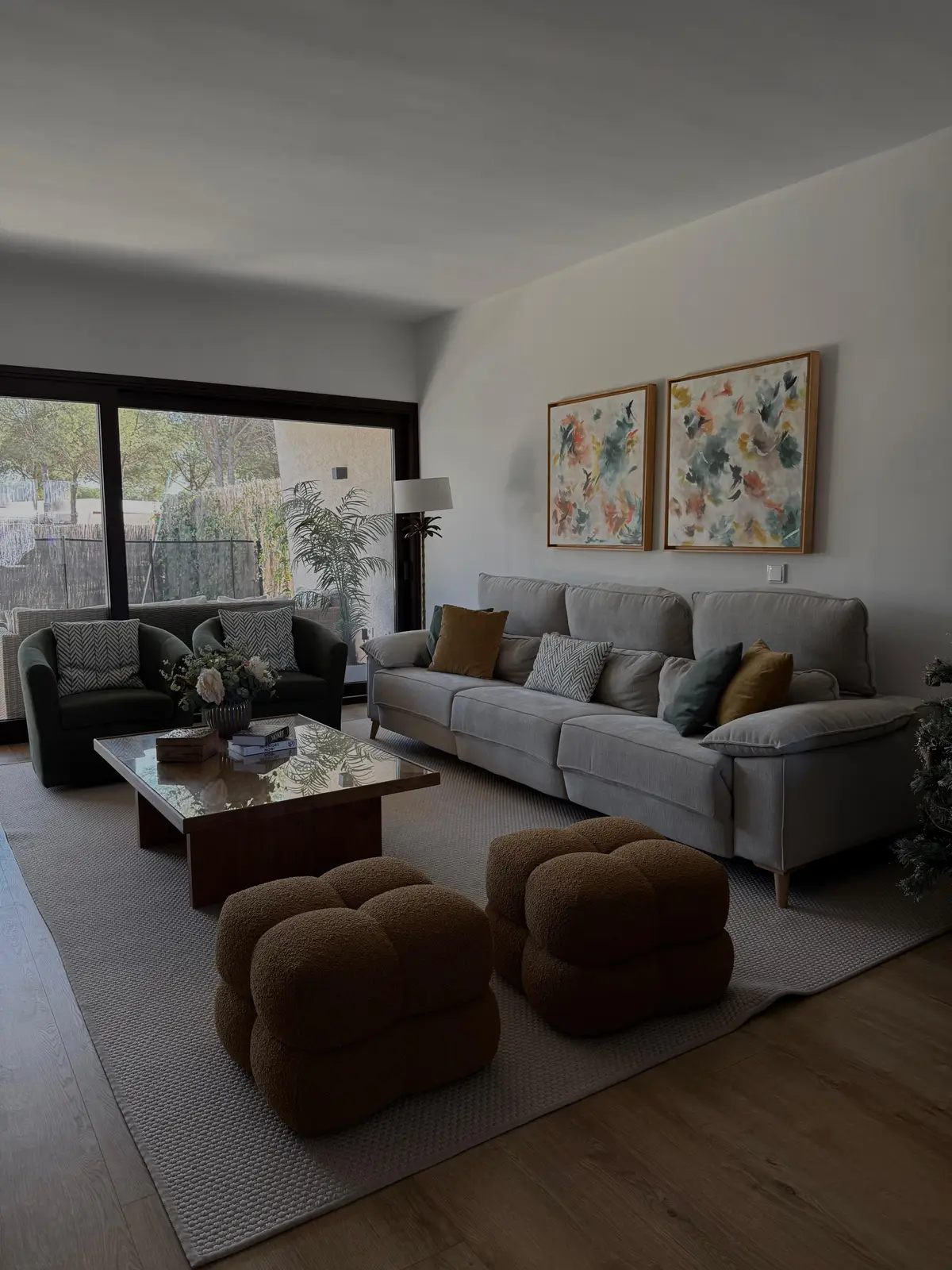 Salón luminoso, limpio y ordenado con sofá, butacas y mesa de centro