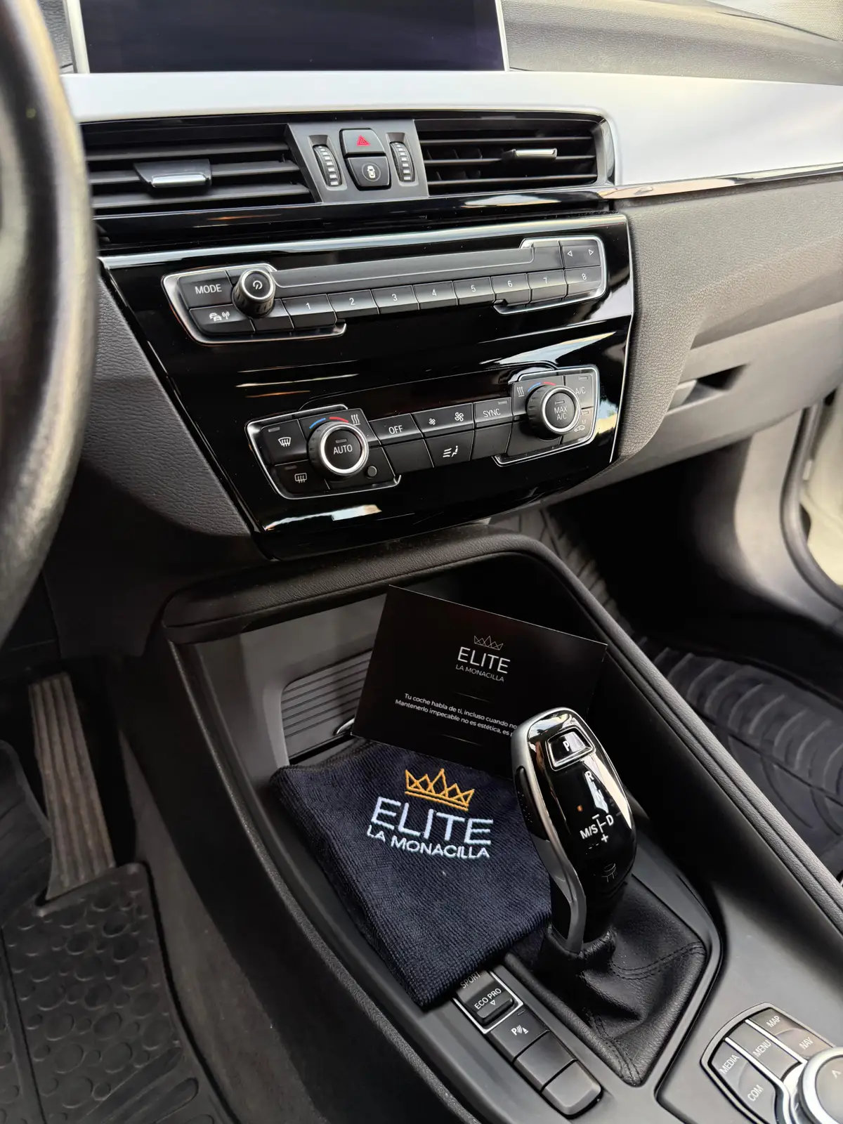 Interior de un coche impecable con la gamuza de Monacilla Élite